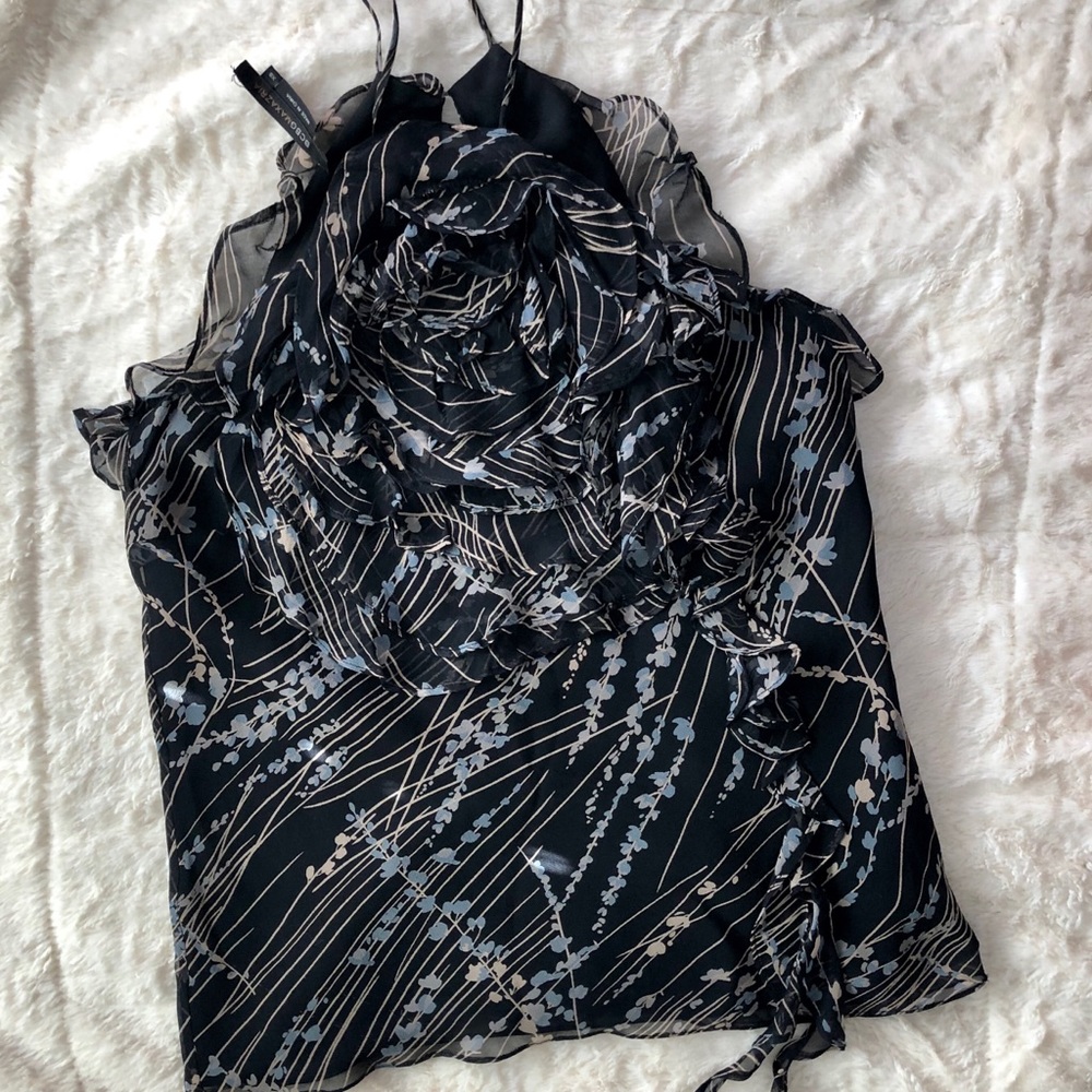 🌟 BCBG 🌟 top with flower detail